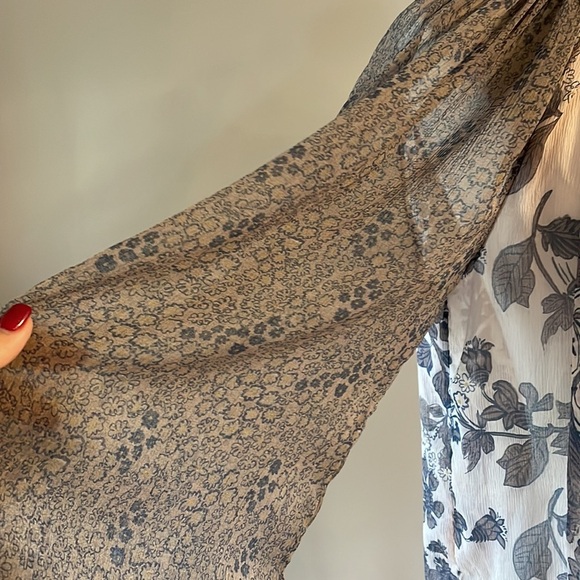 Free People Oversized boho style floral semi sheer blouse. Neutral colors XS - Picture 7 of 14